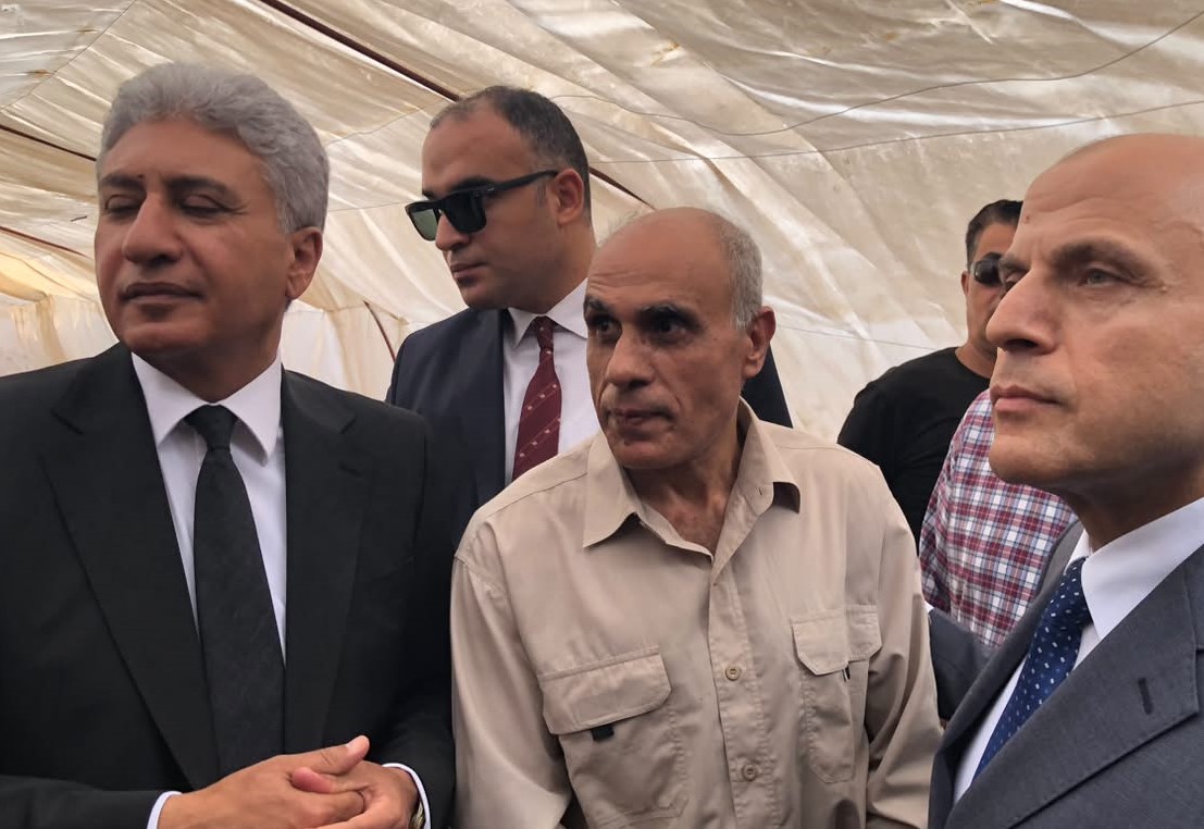 عمره له ولزوجته.. وزير السياحة يزور مكتشف تمثال رمسيس الثاني في منزله في الغربية